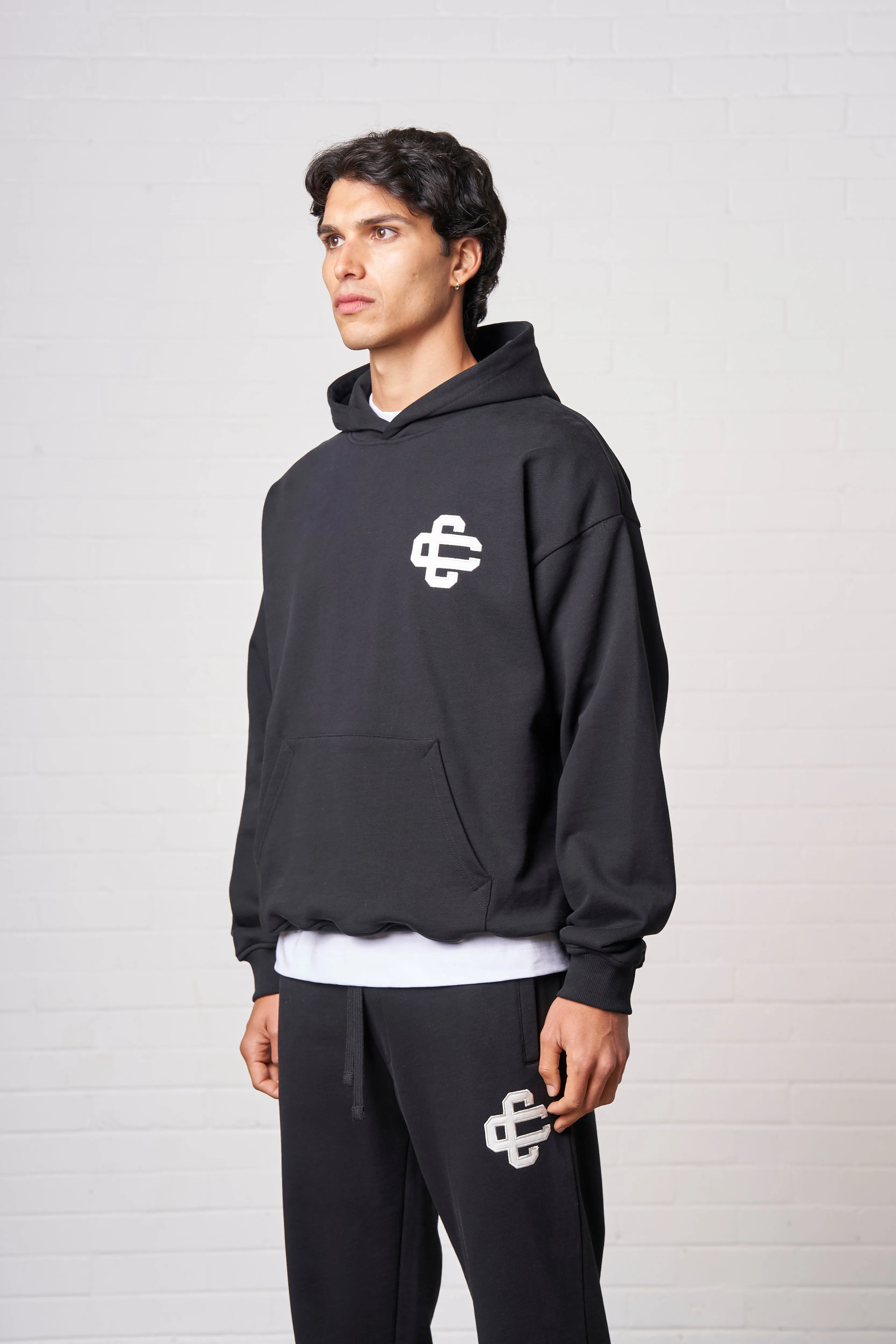 HEAVYWEIGHT APPLIQUE EMBLEM HOODIE - BLACK