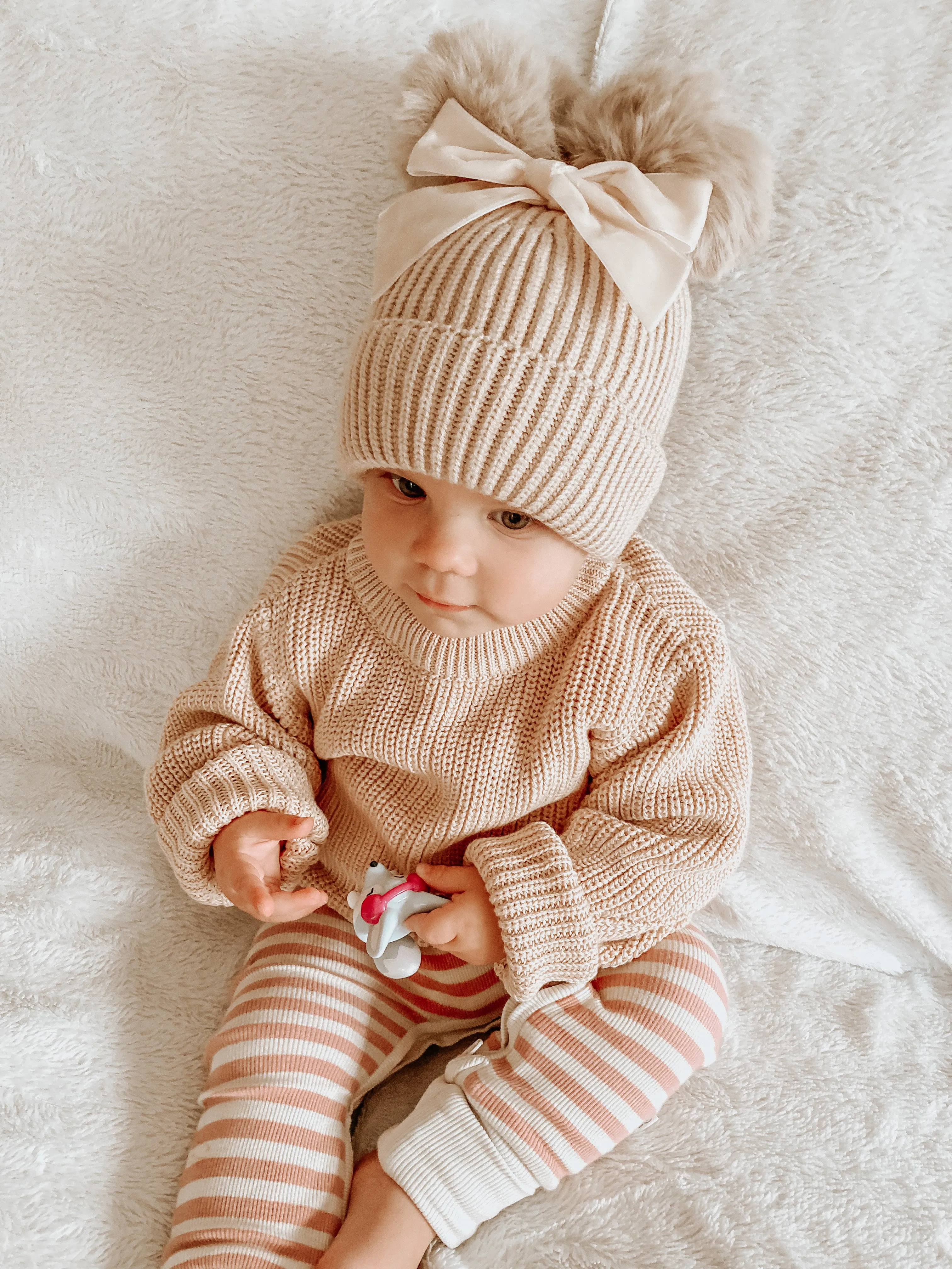 Knitted pompom hat with velvet bow