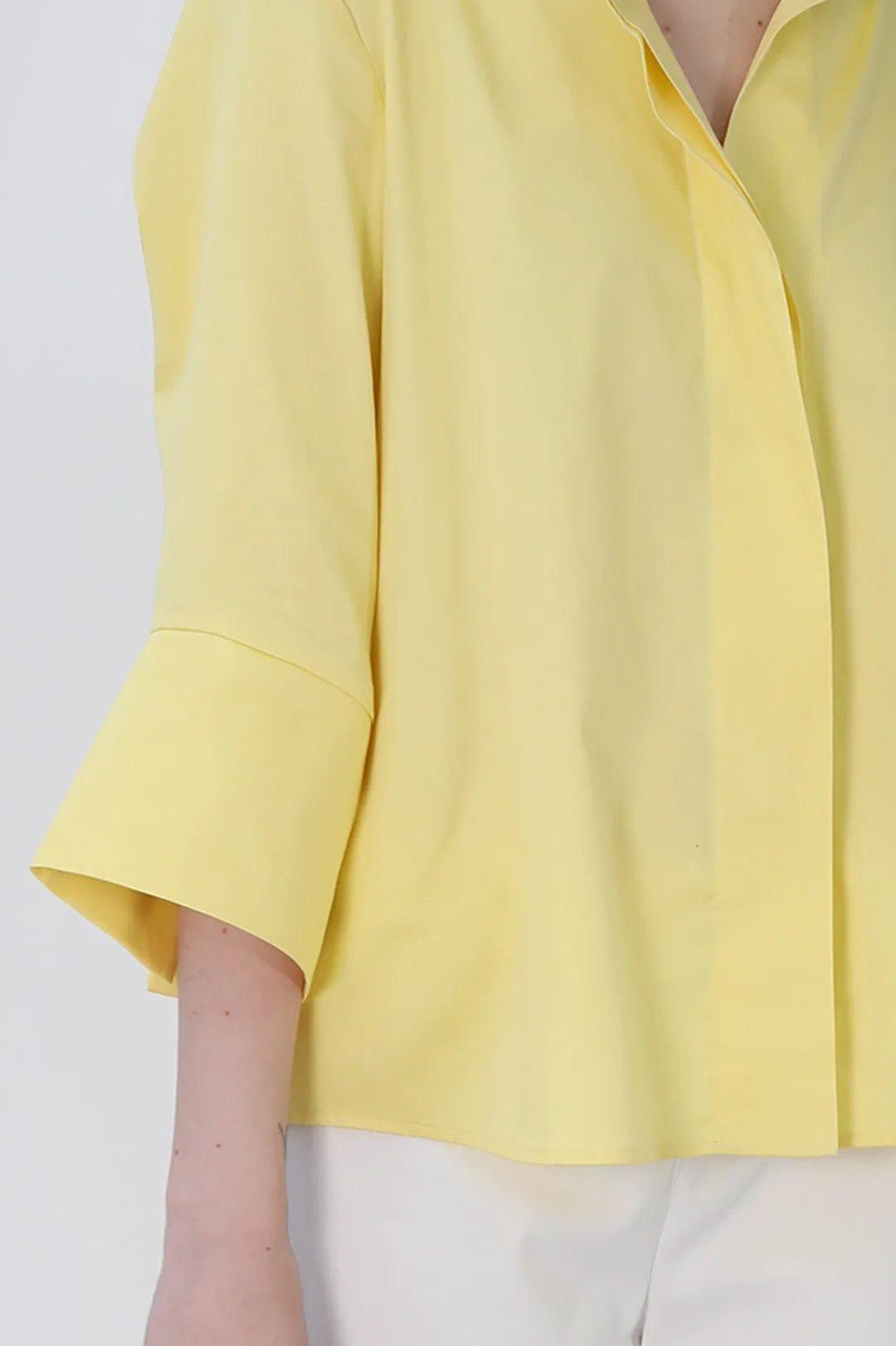 SANDRINE WIDE-CUFF SHIRT IN ITALIAN COTTON STRETCH IN YELLOW